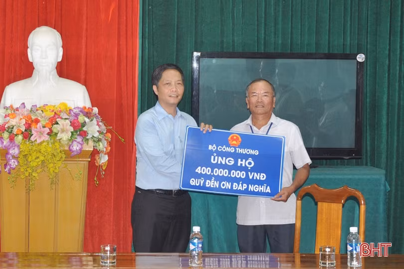 Bộ trưởng Bộ Công thương dâng hương tại Ngã ba Đồng Lộc, trao 400 triệu đồng cho Quỹ Đền ơn đáp nghĩa Hà Tĩnh