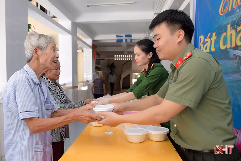 Hơn 300 suất cháo được trao tận tay bệnh nhân nghèo ở Hương Sơn