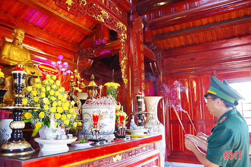 Đoàn đại biểu Đại hội Đảng bộ BĐBP Hà Tĩnh dâng hương báo công tại Khu lưu niệm Bác Hồ