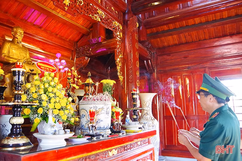 Đoàn đại biểu Đại hội Đảng bộ BĐBP Hà Tĩnh dâng hương báo công tại Khu lưu niệm Bác Hồ