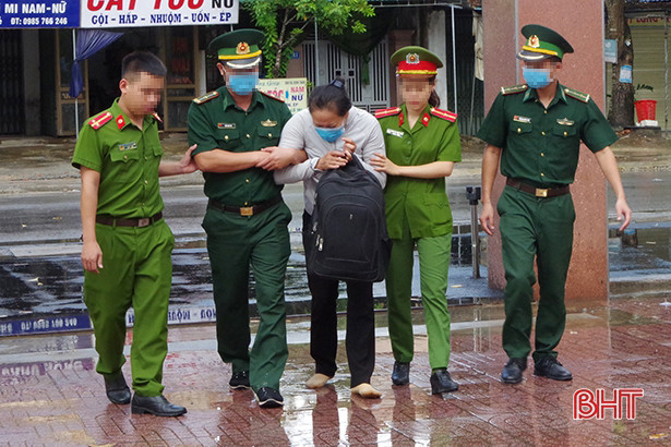 Hà Tĩnh: Bắt quả tang một phụ nữ quê Thanh Hóa vận chuyển 12.000 viên hồng phiến