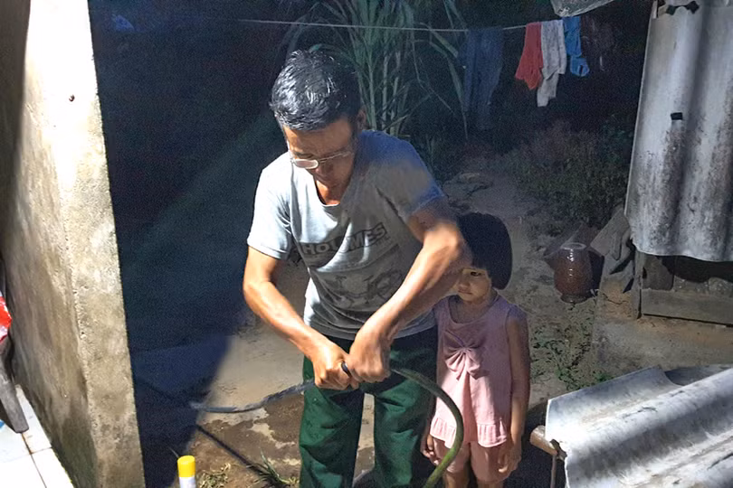 Giếng cạn, hàng trăm người dân vùng thượng ở Hà Tĩnh “liều” gánh nước suối ô nhiễm về dùng