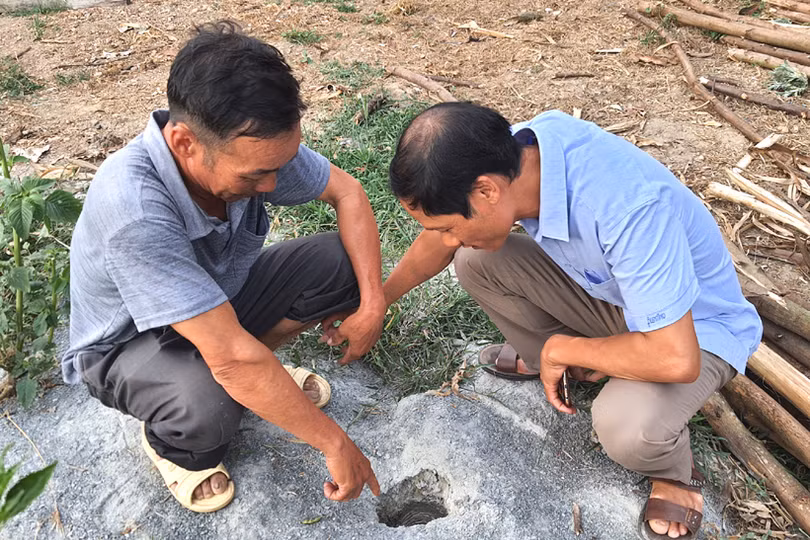 Giếng cạn, hàng trăm người dân vùng thượng ở Hà Tĩnh “liều” gánh nước suối ô nhiễm về dùng