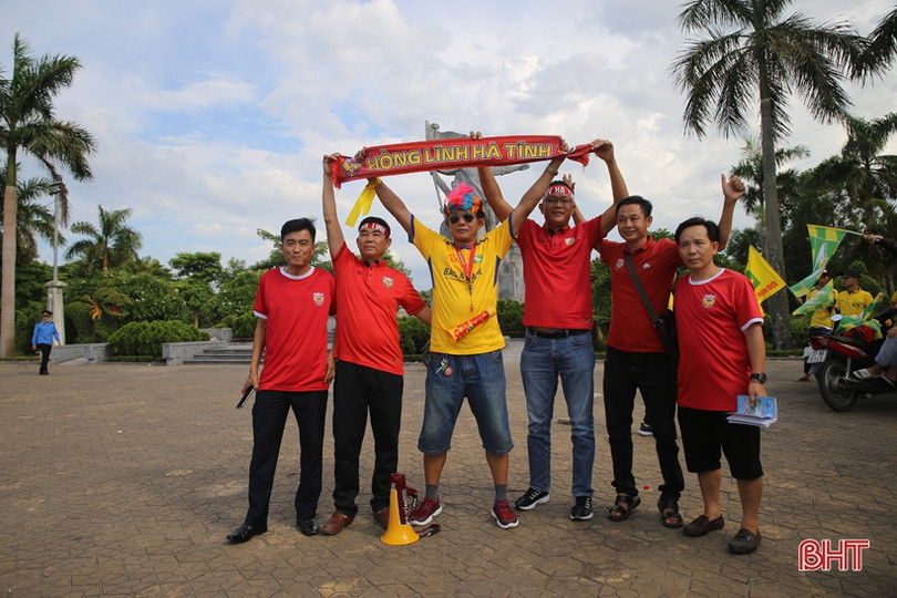 Cổ động viên Hà Tĩnh và Nghệ An cùng diễu hành tiếp lửa cho derby