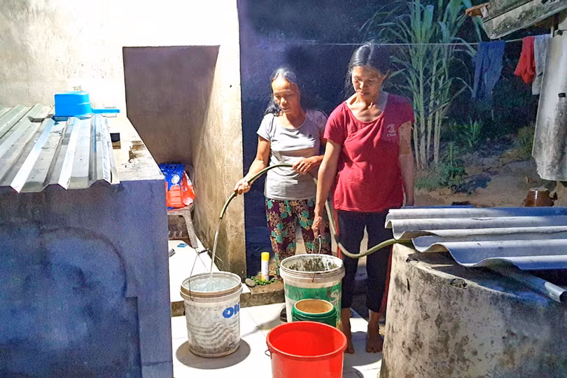 Giếng cạn, hàng trăm người dân vùng thượng ở Hà Tĩnh “liều” gánh nước suối ô nhiễm về dùng