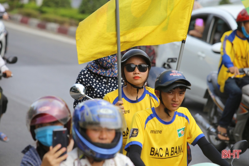 Cổ động viên Hà Tĩnh và Nghệ An cùng diễu hành tiếp lửa cho derby