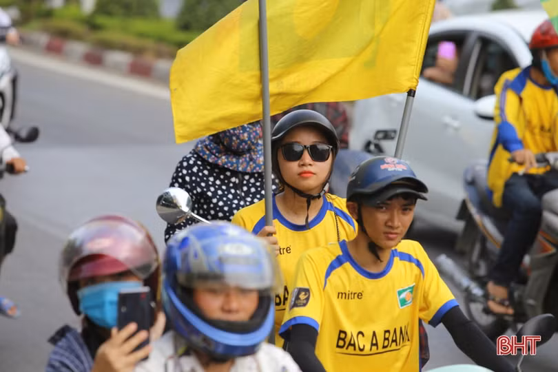 Cổ động viên Hà Tĩnh và Nghệ An cùng diễu hành tiếp lửa cho derby