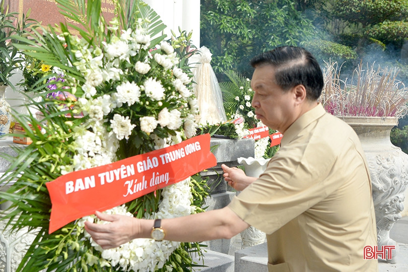 Ban Tuyên giáo Trung ương trao sổ tiết kiệm cho gia đình chính sách Can Lộc