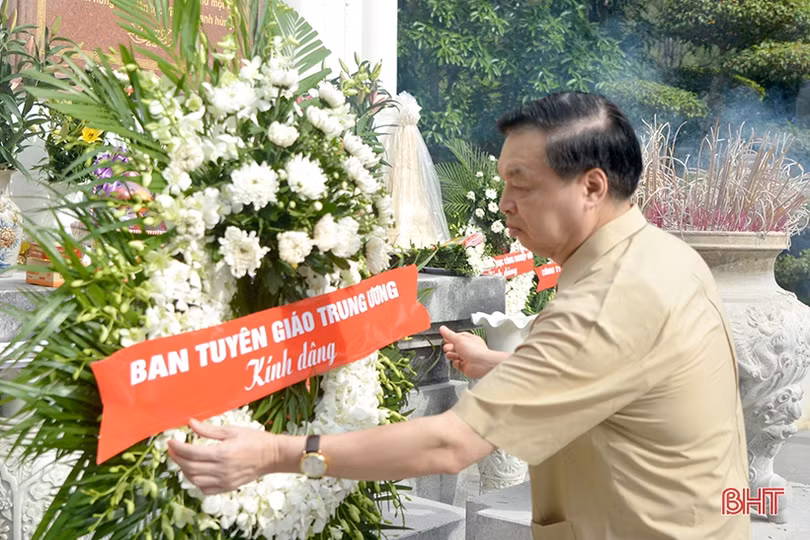 Ban Tuyên giáo Trung ương trao sổ tiết kiệm cho gia đình chính sách Can Lộc