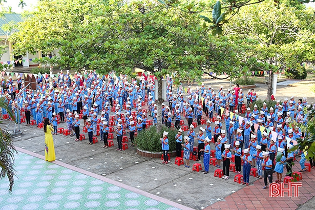Học sinh trường miền núi Thạch Hà học cách phòng tránh đuối nước