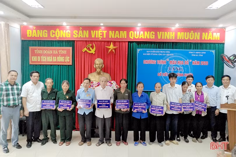 Ban Tuyên giáo Trung ương trao sổ tiết kiệm cho gia đình chính sách Can Lộc