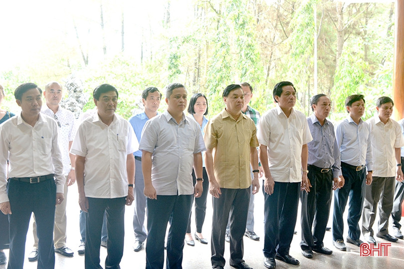 Ban Tuyên giáo Trung ương trao sổ tiết kiệm cho gia đình chính sách Can Lộc