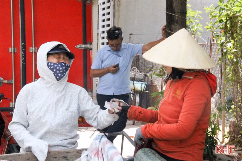 Người dân Hà Tĩnh miệt mài lao động trong nắng nóng gay gắt