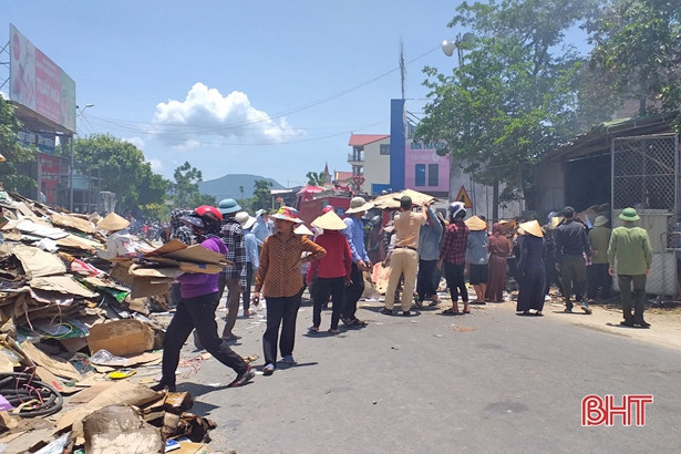 Cháy nhà chứa phế liệu ở Lộc Hà