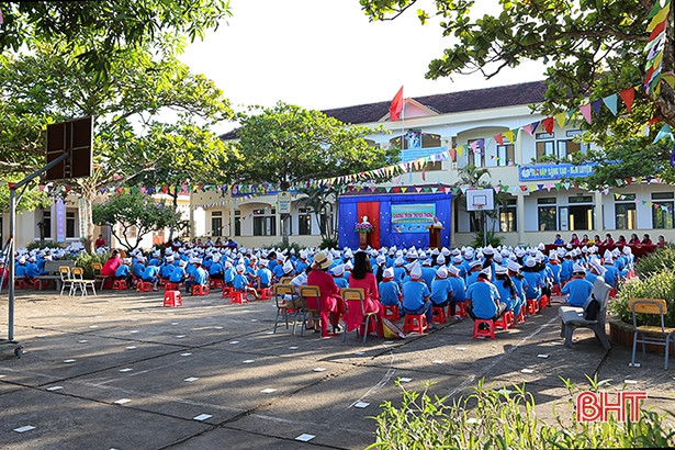 Học sinh trường miền núi Thạch Hà học cách phòng tránh đuối nước
