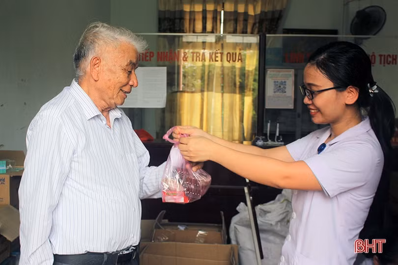 Khám, cấp phát thuốc cho cựu thanh niên xung phong, thương bệnh binh Hà Tĩnh