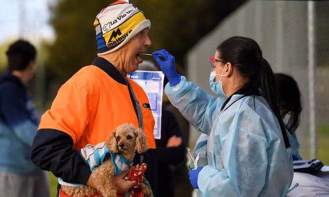 WHO đánh giá lại đường lây của Covid-19, nhiều nước tái phong tỏa