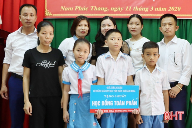 Học sinh nghèo huyện Cẩm Xuyên được học ngoại ngữ miễn phí trong 2 năm