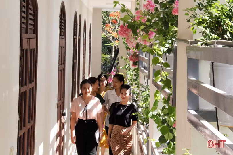 Ngắm “khu vườn” xanh mát trên ban công trụ sở làm việc ở Hà Tĩnh