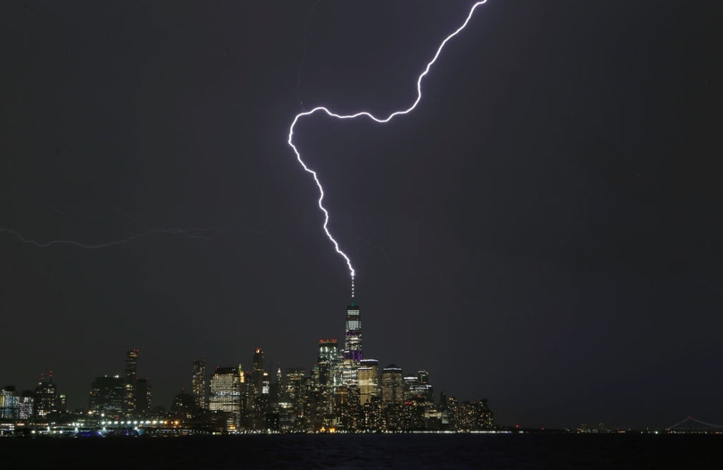 Cảnh siêu thực khi sét xé toang bầu trời đêm