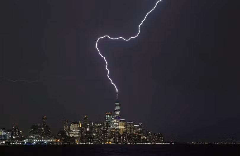 Cảnh siêu thực khi sét xé toang bầu trời đêm