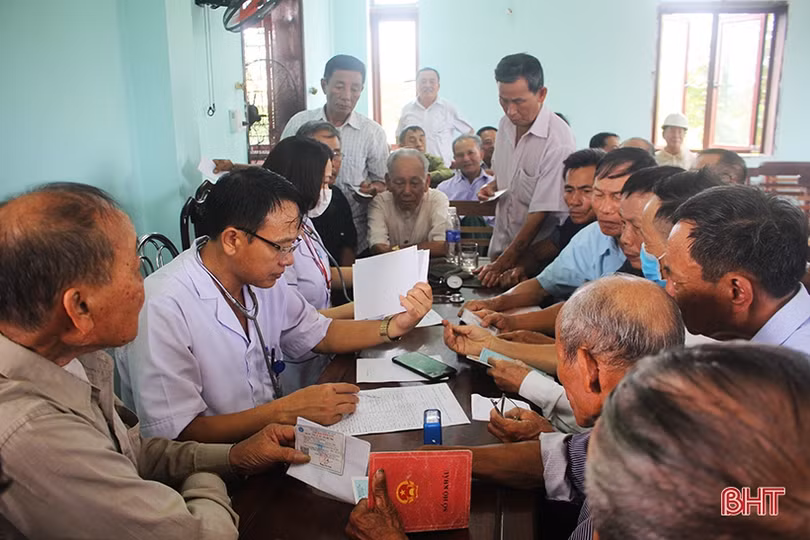 Khám, cấp phát thuốc cho cựu thanh niên xung phong, thương bệnh binh Hà Tĩnh