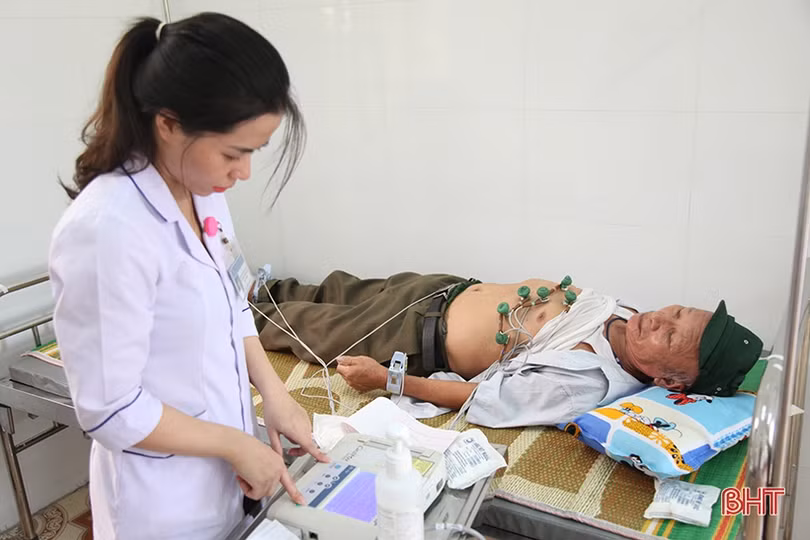 Khám, cấp phát thuốc cho cựu thanh niên xung phong, thương bệnh binh Hà Tĩnh