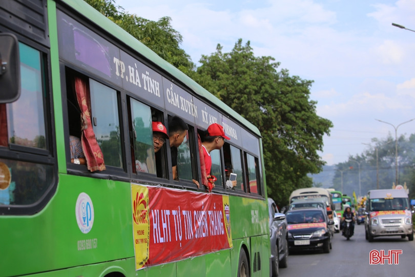 Cổ động viên Hà Tĩnh và Nghệ An cùng diễu hành tiếp lửa cho derby