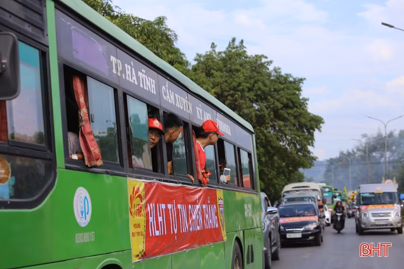 Cổ động viên Hà Tĩnh và Nghệ An cùng diễu hành tiếp lửa cho derby