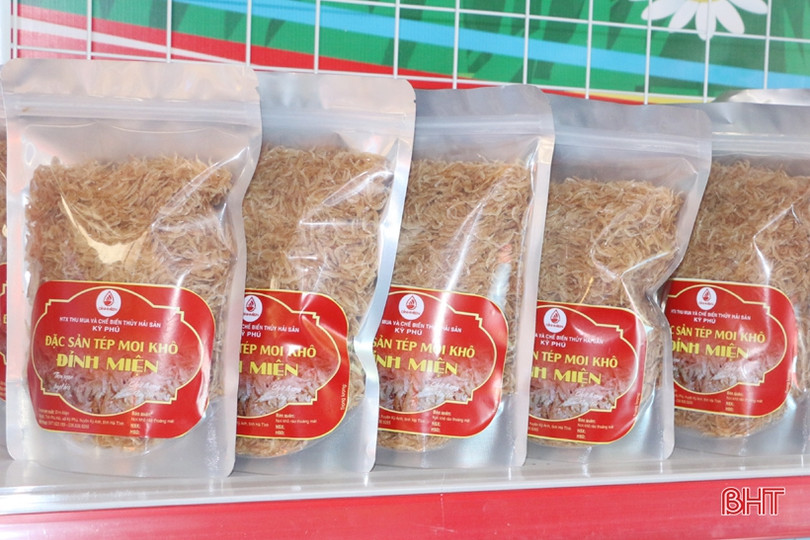 Ấn tượng gian hàng trưng bày sản phẩm nông nghiệp chào mừng Đại hội Đảng của huyện miền núi Hà Tĩnh