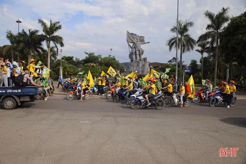 Cổ động viên Hà Tĩnh và Nghệ An cùng diễu hành tiếp lửa cho derby