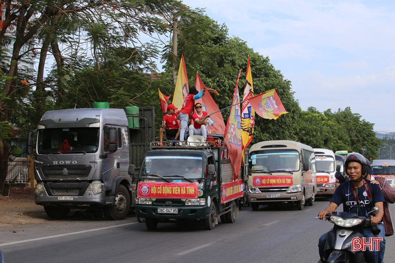 Cổ động viên Hà Tĩnh và Nghệ An cùng diễu hành tiếp lửa cho derby