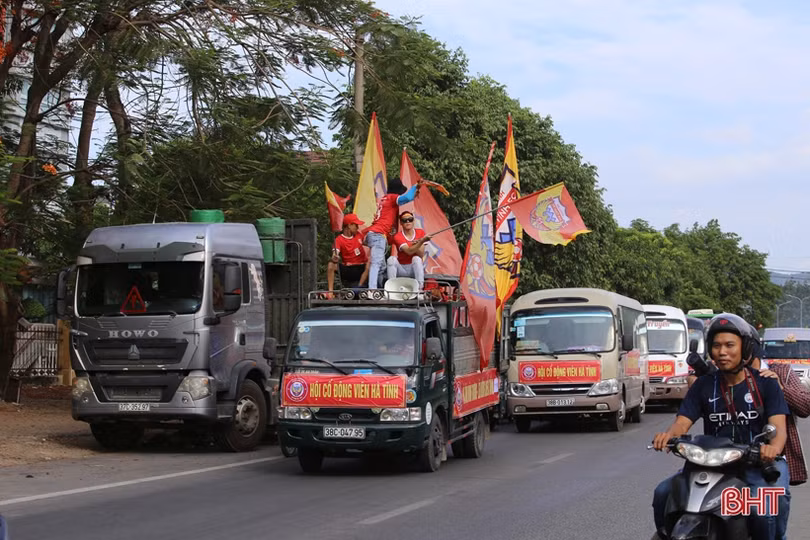 Cổ động viên Hà Tĩnh và Nghệ An cùng diễu hành tiếp lửa cho derby