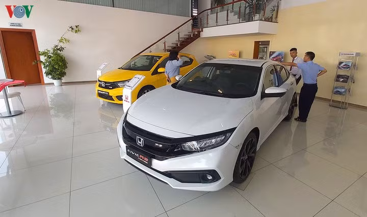 Người Việt “đua nhau” đi mua ô tô vì giá giảm, phí giảm