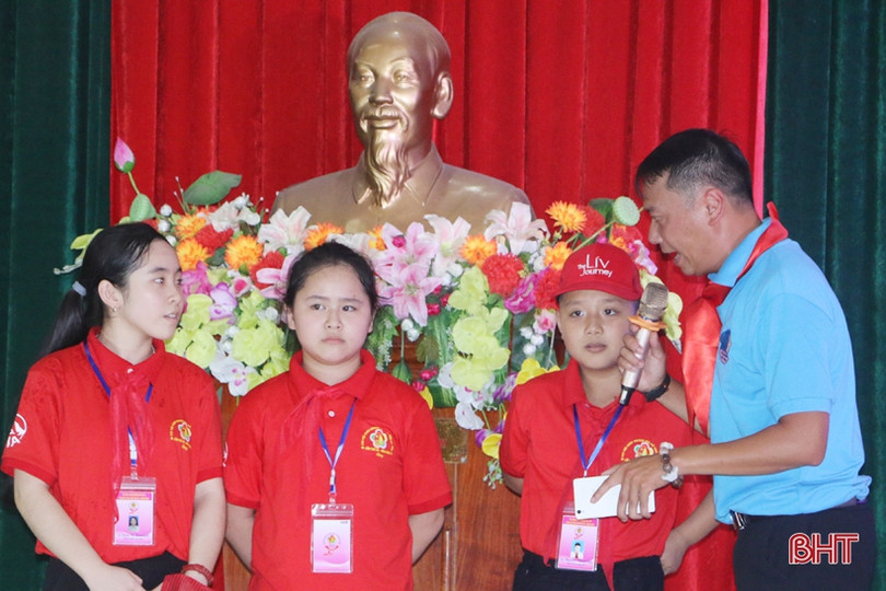 Hơn 180 đại biểu Cháu ngoan Bác Hồ giao lưu “Tiếp lửa truyền thống” với cựu TNXP Hà Tĩnh