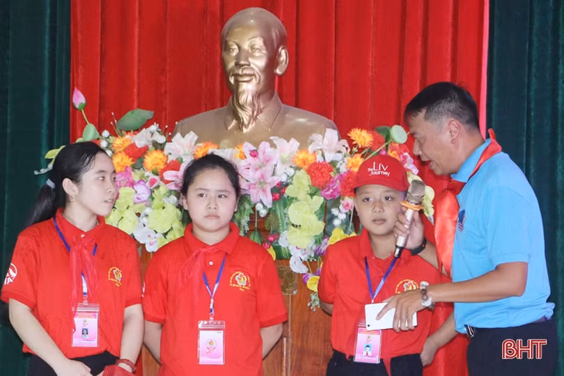Hơn 180 đại biểu Cháu ngoan Bác Hồ giao lưu “Tiếp lửa truyền thống” với cựu TNXP Hà Tĩnh