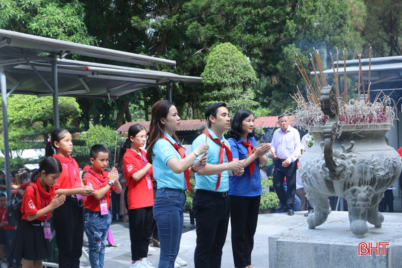 Hơn 180 đại biểu Cháu ngoan Bác Hồ giao lưu “Tiếp lửa truyền thống” với cựu TNXP Hà Tĩnh