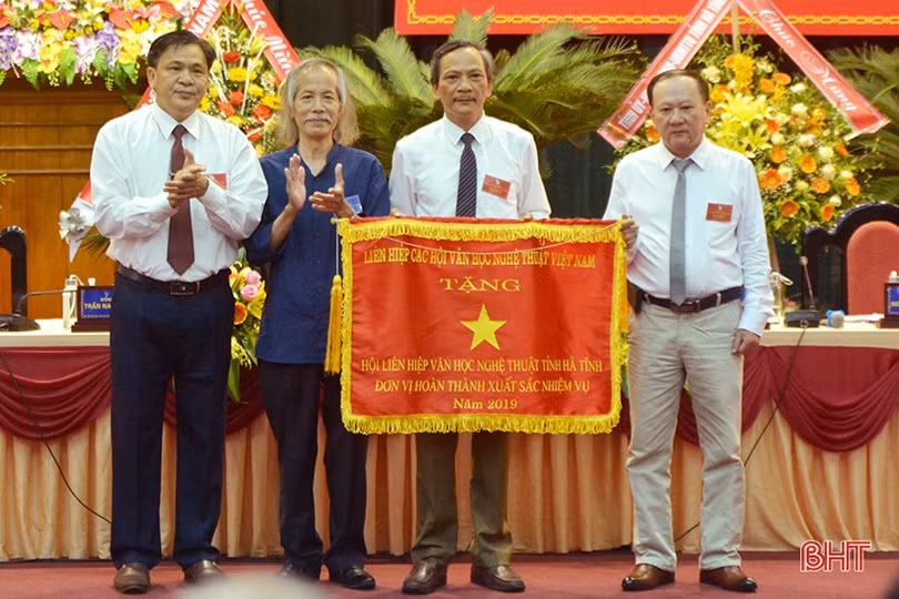 Ông Trần Nam Phong giữ chức Chủ tịch Hội Liên hiệp VHNT Hà Tĩnh