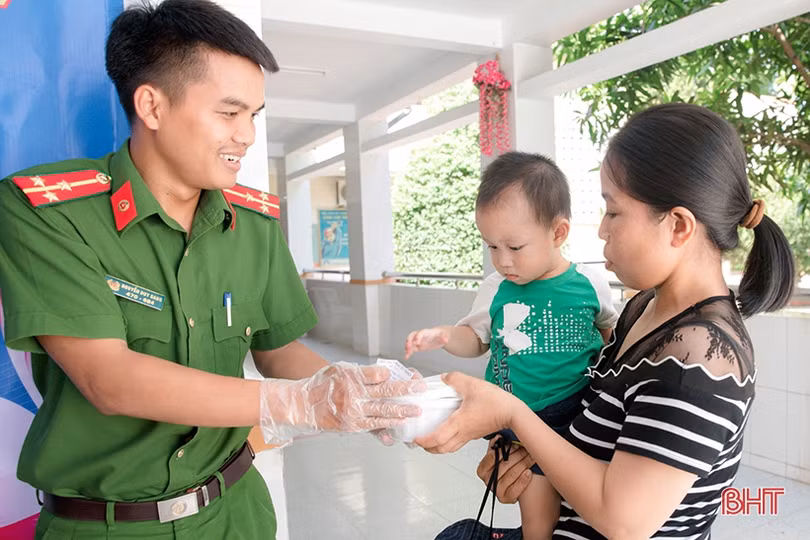 Hơn 300 suất cháo được trao tận tay bệnh nhân nghèo ở Hương Sơn