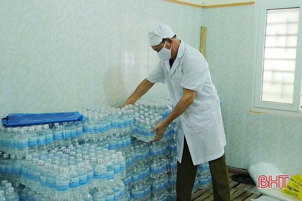 Nắng nóng kéo dài, cơ sở nước tinh khiết, đá lạnh ở Hà Tĩnh vận hành hết công suất