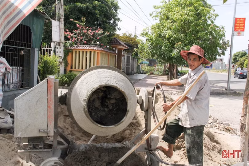 Người dân Hà Tĩnh miệt mài lao động trong nắng nóng gay gắt