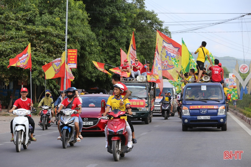 Cổ động viên Hà Tĩnh và Nghệ An cùng diễu hành tiếp lửa cho derby