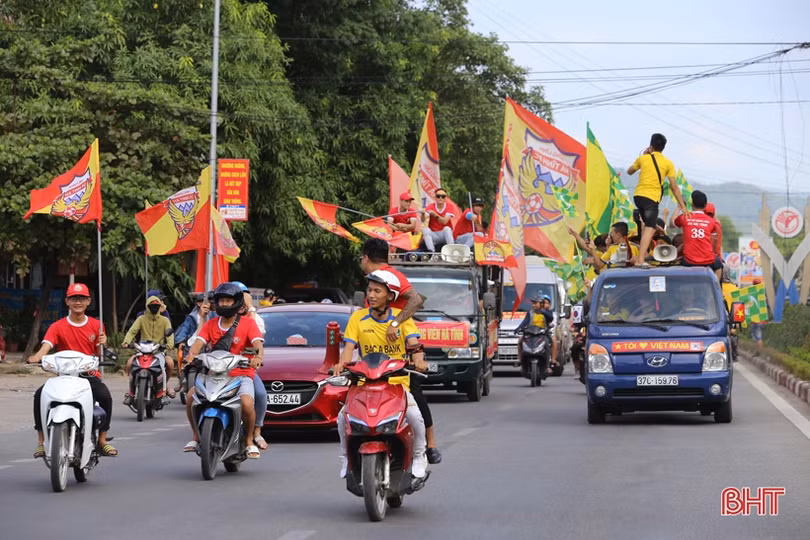 Cổ động viên Hà Tĩnh và Nghệ An cùng diễu hành tiếp lửa cho derby