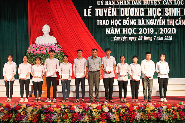 Can Lộc khen thưởng 154 học sinh giỏi các cấp năm học 2019 - 2020