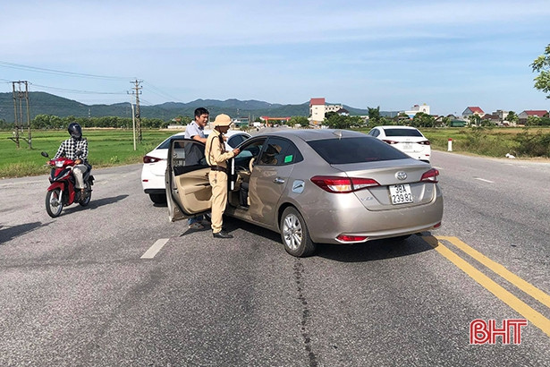 Vượt quá tốc độ, 1 tài xế ở Hà Tĩnh phóng xe bỏ chạy rồi cố thủ trong xe