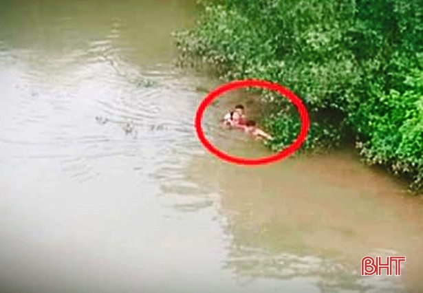 Cứu người đuối nước, xã đội phó ở Hà Tĩnh nhận bằng khen của Chính ủy Quân khu 4