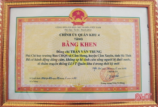 Cứu người đuối nước, xã đội phó ở Hà Tĩnh nhận bằng khen của Chính ủy Quân khu 4