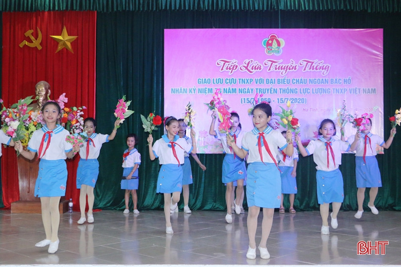 Hơn 180 đại biểu Cháu ngoan Bác Hồ giao lưu “Tiếp lửa truyền thống” với cựu TNXP Hà Tĩnh