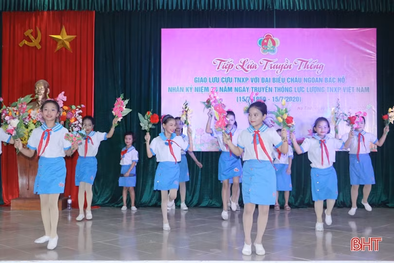 Hơn 180 đại biểu Cháu ngoan Bác Hồ giao lưu “Tiếp lửa truyền thống” với cựu TNXP Hà Tĩnh