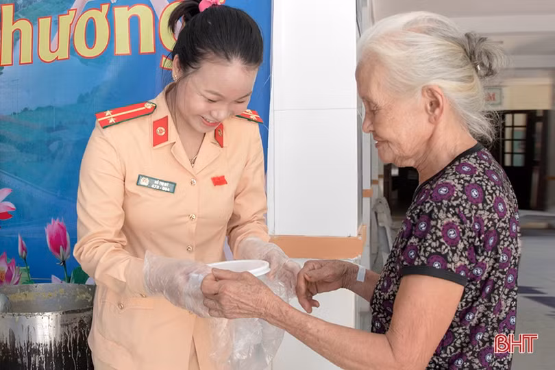 Hơn 300 suất cháo được trao tận tay bệnh nhân nghèo ở Hương Sơn